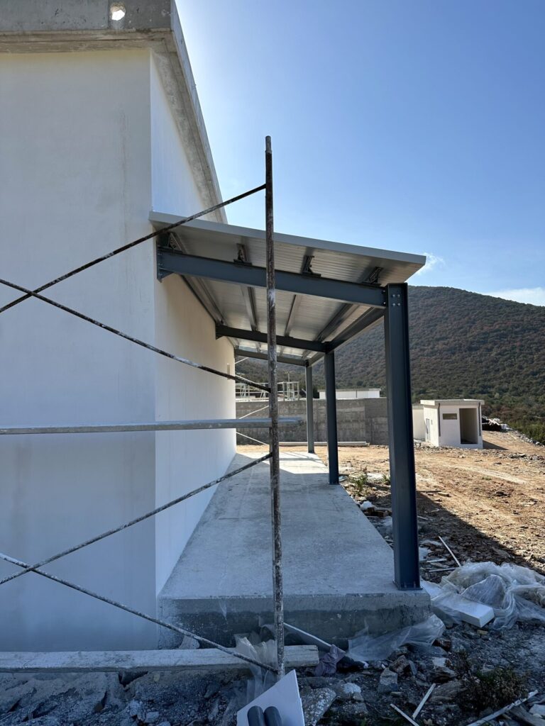 Μεταλλικό στέγαστρο Ε.Ε.Λ. Ν.Στυρών